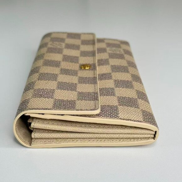 Louis Vuitton Damier Azur Wallet with Classic Checkerboard Design - Picture 4 of 7